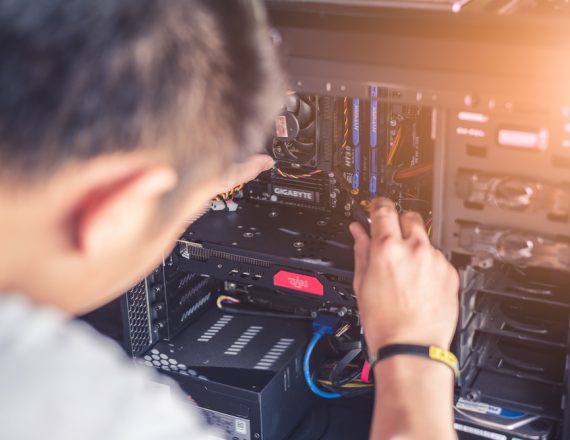 The,Technician,Hold,The,Screwdriver,For,Repairing,The,Computer.,The